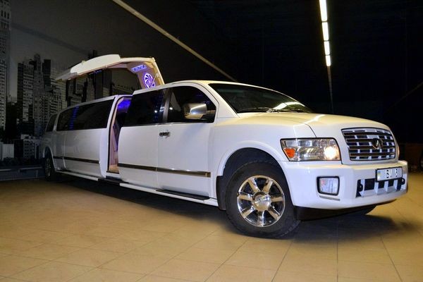028 Лимузин Infiniti QX56 белый внедорожник на свадьбу 2ME6