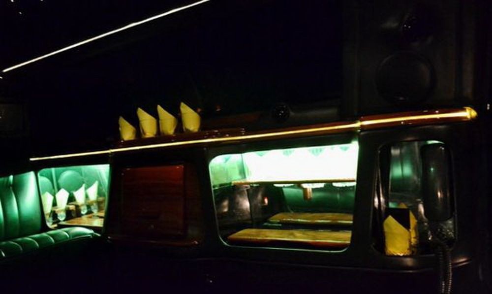 049 Лимузин Lincoln Town Car 120 черный на свадьбу lpRX
