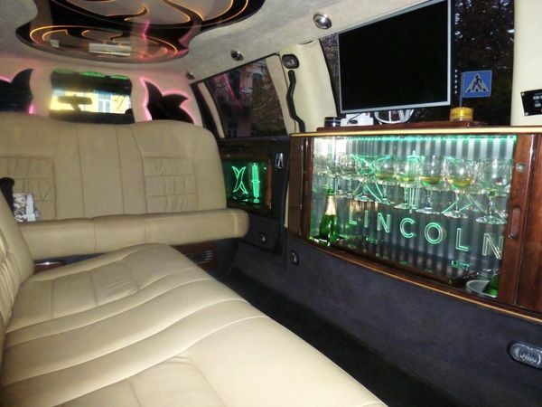 046 Лимузин Lincoln Town Car 120 ванильный на свадьбу jDZK