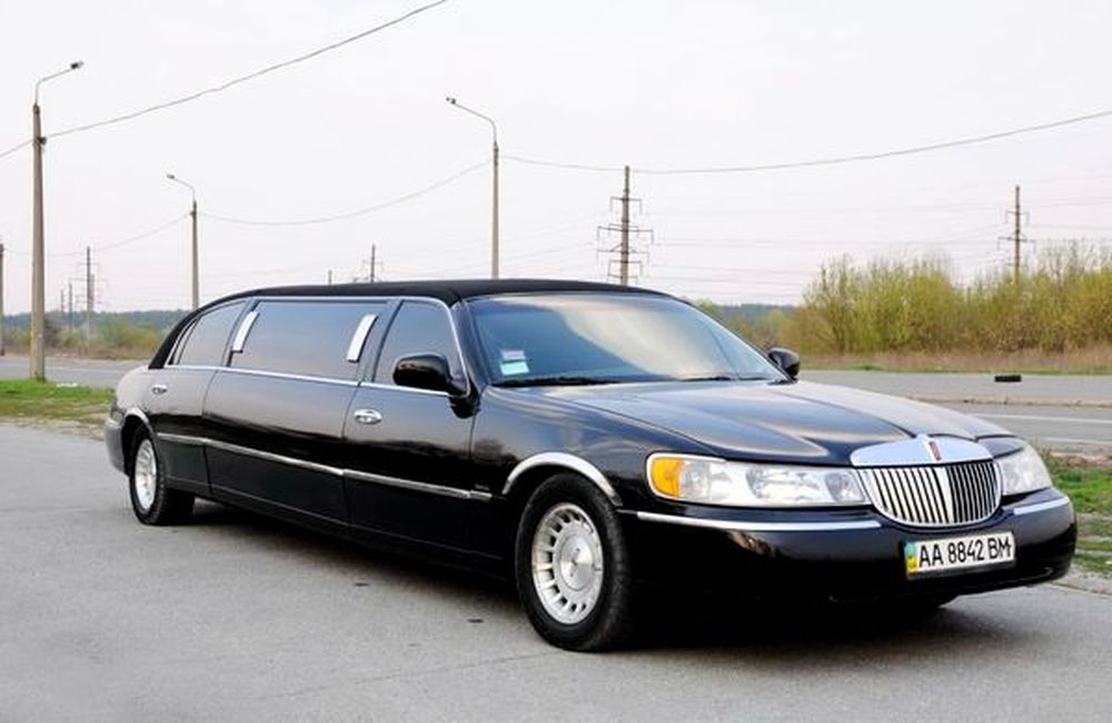 051 Лимузин Lincoln Town Car черный на свадьбу 3rpb