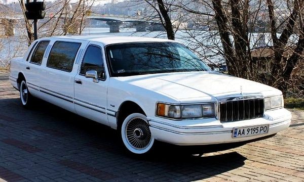 052 Лимузин Lincoln Town Car белый на свадьбу lZKo