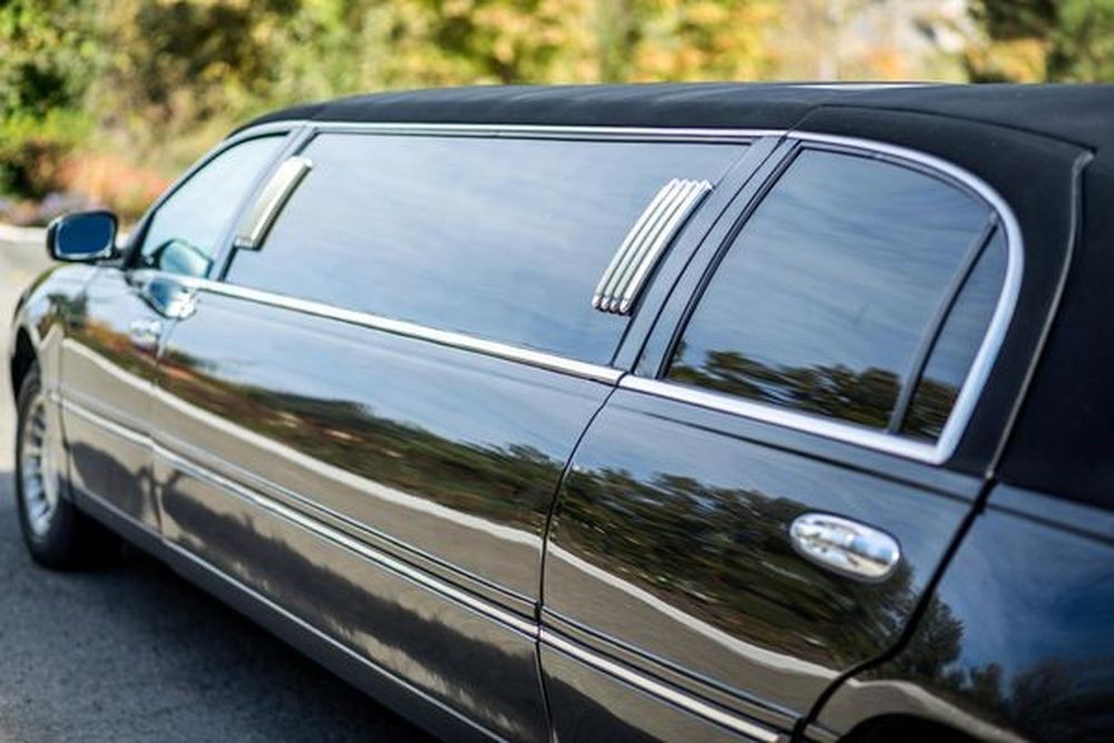 049 Лимузин Lincoln Town Car 120 черный на свадьбу lpRX
