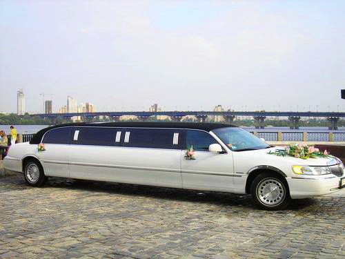 047 Лимузин Lincoln Town Car 120 с черной крышей l9Kd