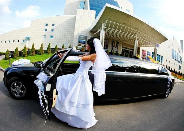 016 Лимузин Chrysler 300C черный на свадьбу jqP2