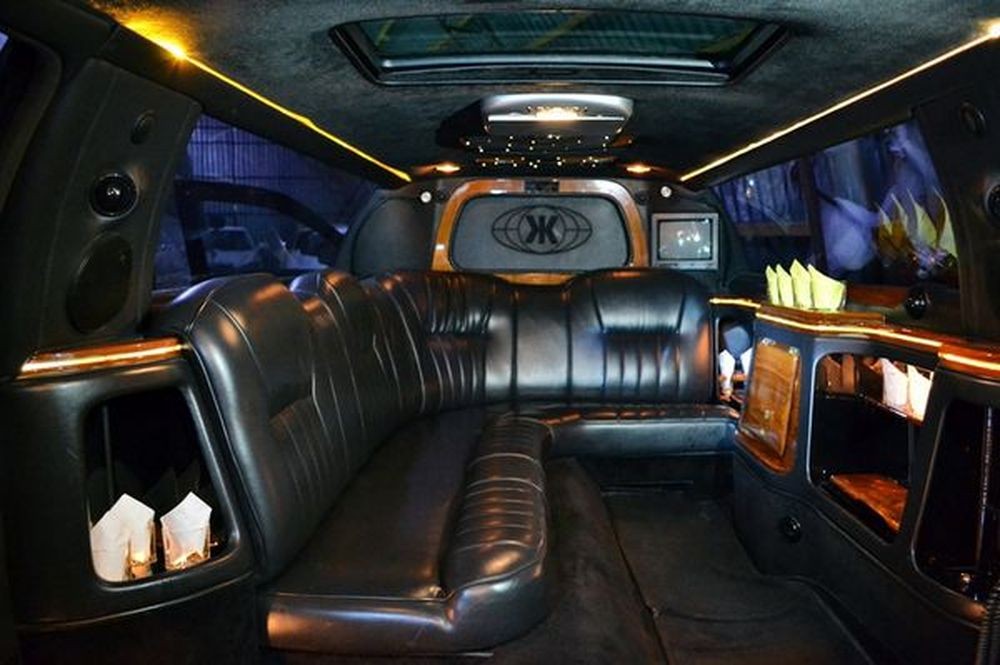 049 Лимузин Lincoln Town Car 120 черный на свадьбу lpRX