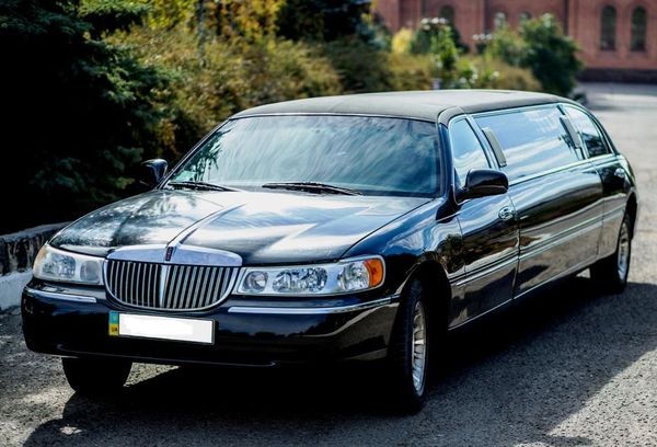 049 Лимузин Lincoln Town Car 120 черный на свадьбу lpRX