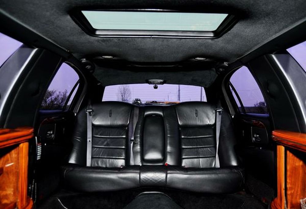 051 Лимузин Lincoln Town Car черный на свадьбу 3rpb