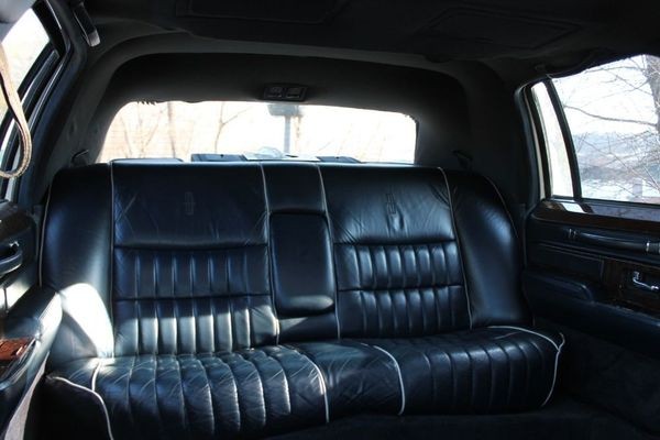052 Лимузин Lincoln Town Car белый на свадьбу lZKo
