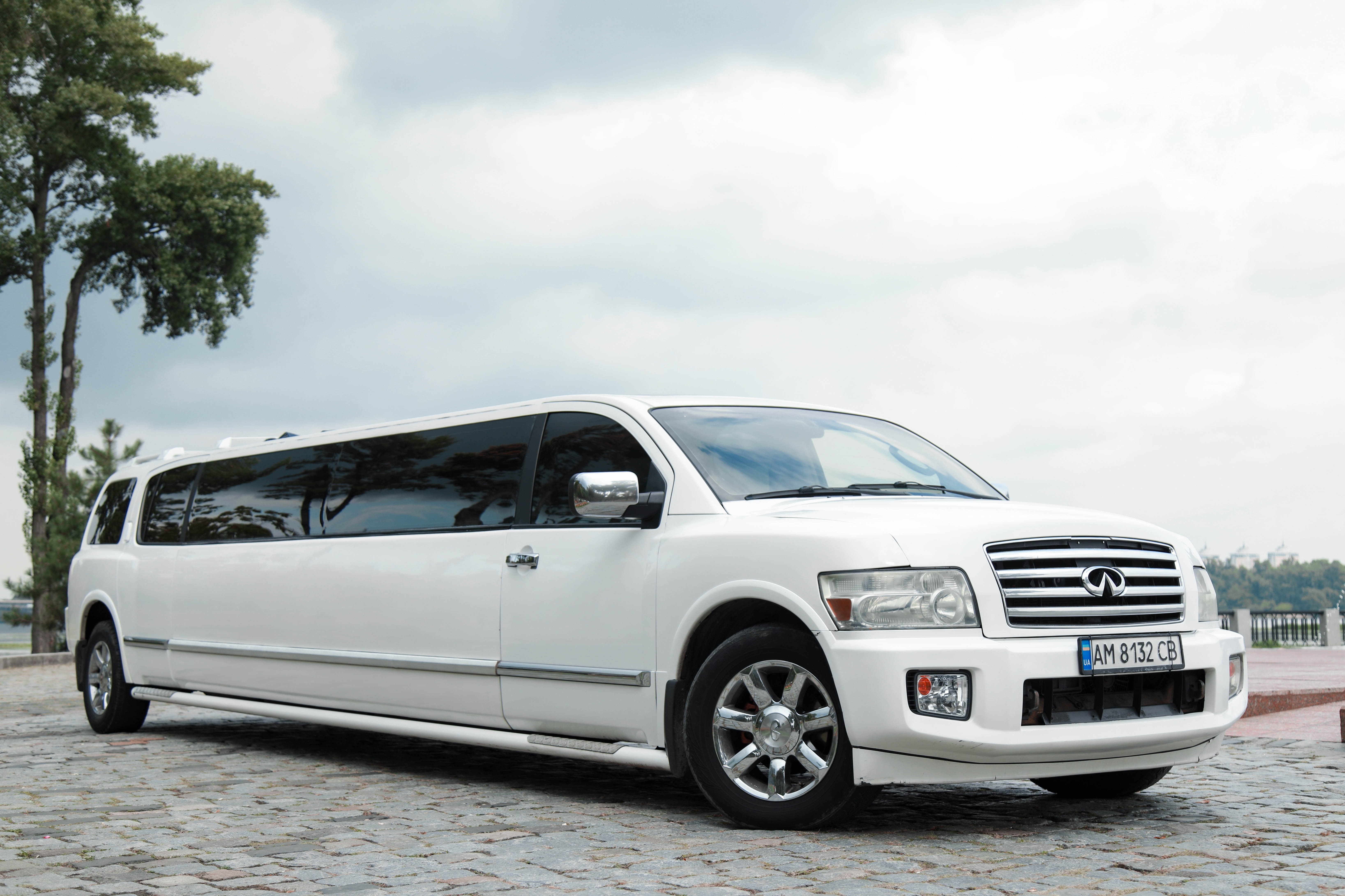 026 Лимузин Infiniti QX56 белая на свадьбу jEVv