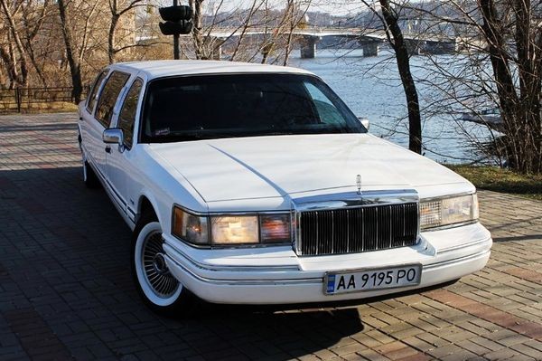 052 Лимузин Lincoln Town Car белый на свадьбу lZKo