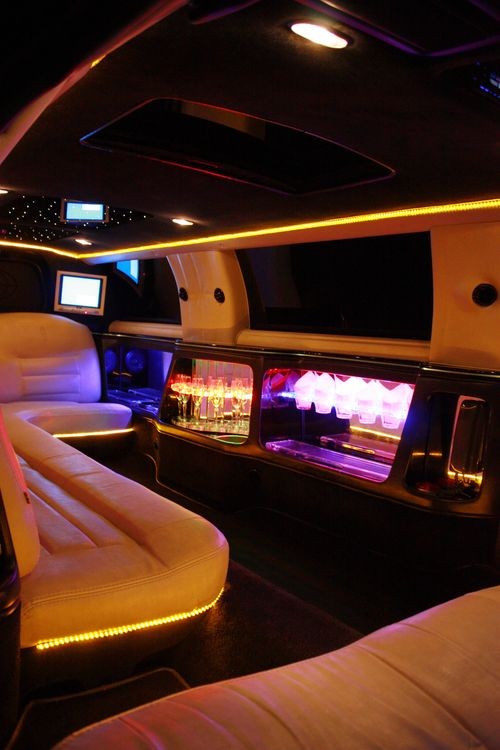 047 Лимузин Lincoln Town Car 120 с черной крышей l9Kd