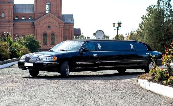 049 Лимузин Lincoln Town Car 120 черный на свадьбу lpRX