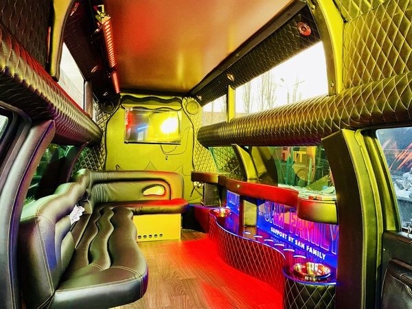 027 Лимузин Ford F-650 Limo на свадьбу jK6Q