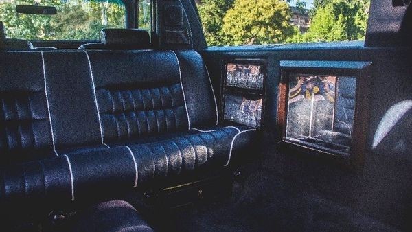 052 Лимузин Lincoln Town Car белый на свадьбу lZKo