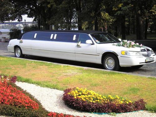047 Лимузин Lincoln Town Car 120 с черной крышей l9Kd
