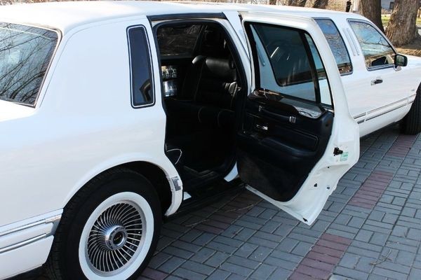 052 Лимузин Lincoln Town Car белый на свадьбу lZKo
