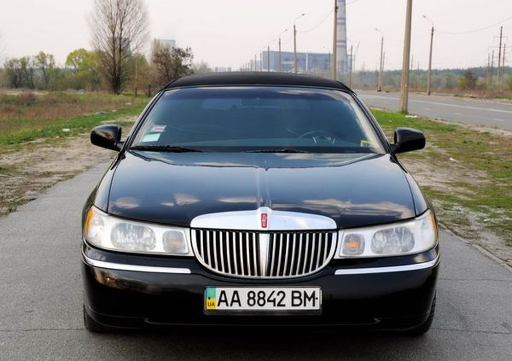 051 Лимузин Lincoln Town Car черный на свадьбу 3rpb