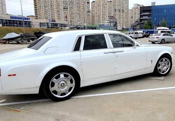 058 Rolls Royce Phantom белый l015