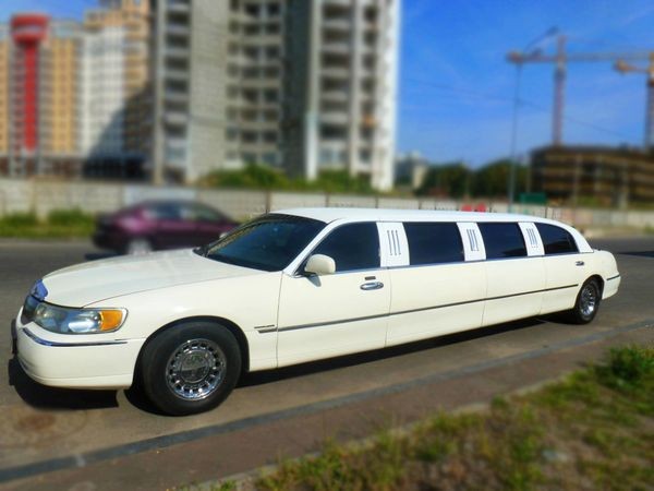 046 Лимузин Lincoln Town Car 120 ванильный на свадьбу jDZK