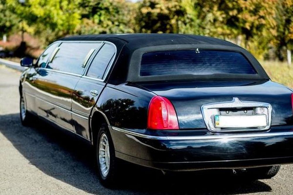 049 Лимузин Lincoln Town Car 120 черный на свадьбу lpRX