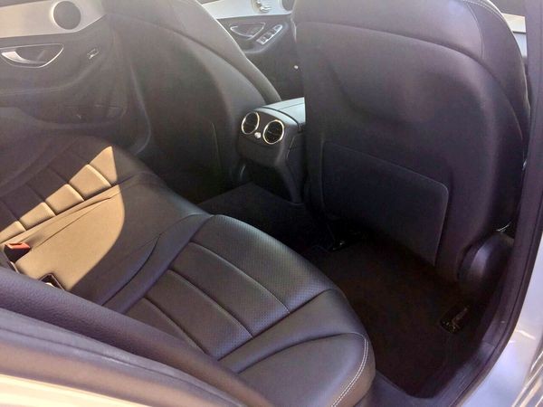 109 Mercedes-Benz С300 серебристый авто на свадьбу l4xg
