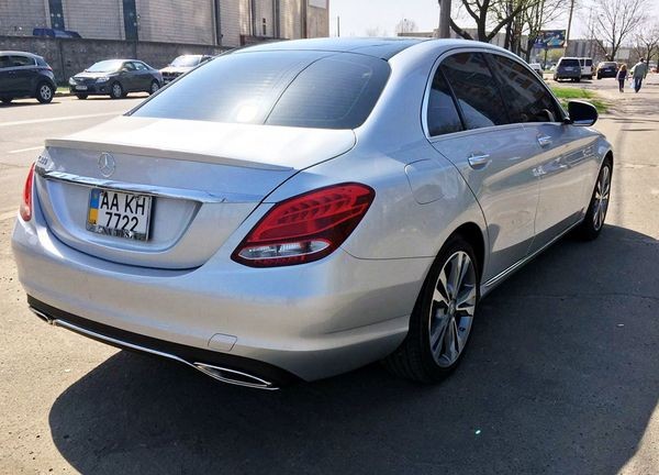 109 Mercedes-Benz С300 серебристый авто на свадьбу l4xg