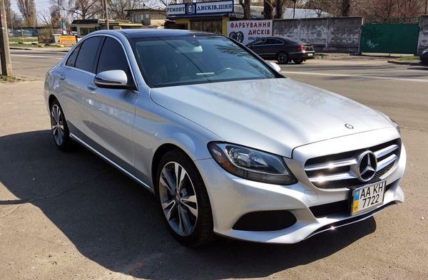 109 Mercedes-Benz С300 серебристый авто на свадьбу l4xg