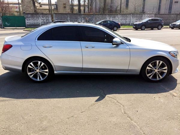 109 Mercedes-Benz С300 серебристый авто на свадьбу l4xg