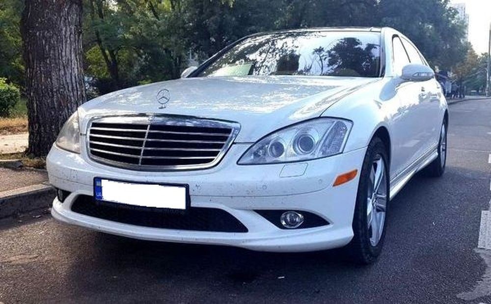 390 Mercedes W221 S550 белый на свадьбу 2Z7V