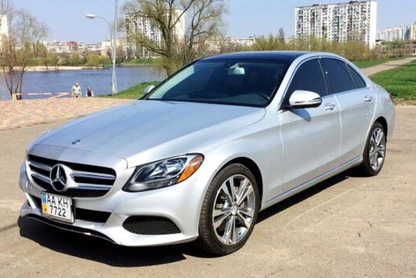 109 Mercedes-Benz С300 серебристый авто на свадьбу l4xg