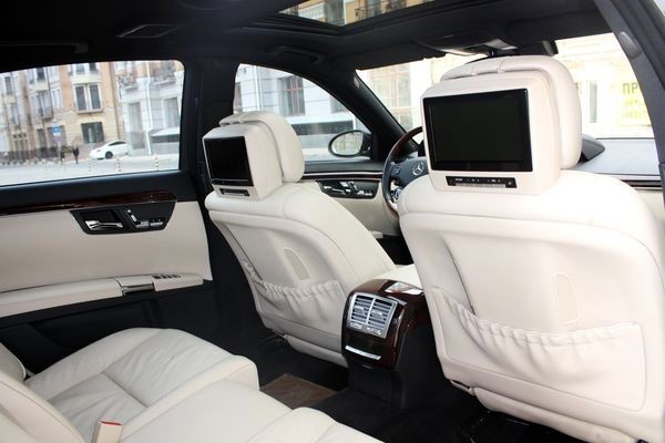 094 Vip-авто Mercedes W221 S550L c белым салоном на свадьбу 3DVn