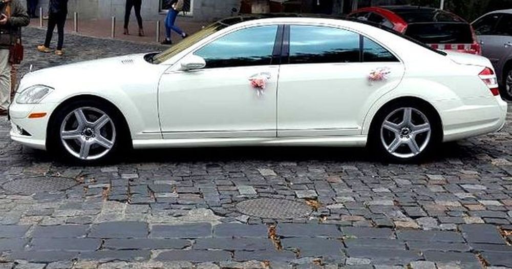390 Mercedes W221 S550 белый на свадьбу 2Z7V