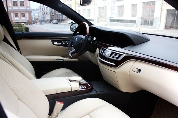 094 Vip-авто Mercedes W221 S550L c белым салоном на свадьбу 3DVn