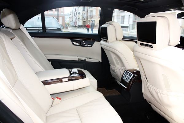 094 Vip-авто Mercedes W221 S550L c белым салоном на свадьбу 3DVn