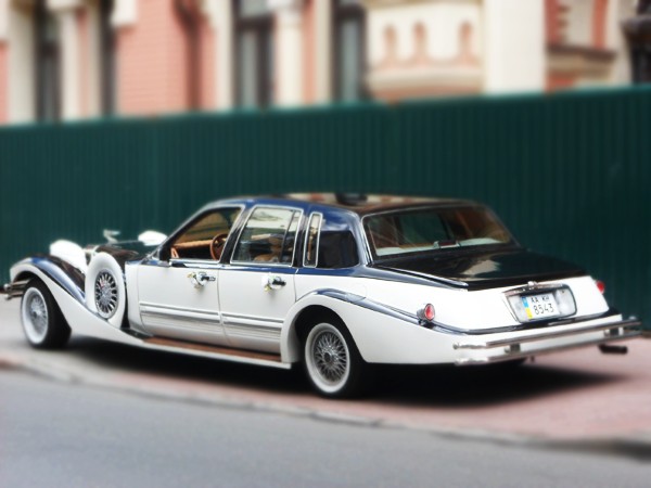 191 Ретро автомобиль Excalibur черно-белый jNDp