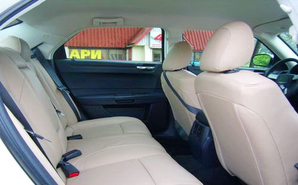 130 Chrysler 300C ванильный авто на свадьбу 2wv9