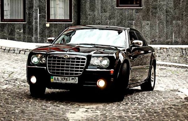 136 Chrysler 300C черный авто на свадьбу 2xKk