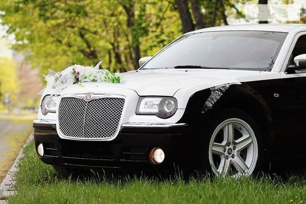 125 Chrysler 300C черно-белый авто на свадьбу lBDb