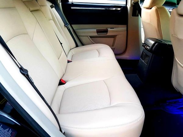 136 Chrysler 300C черный авто на свадьбу 2xKk