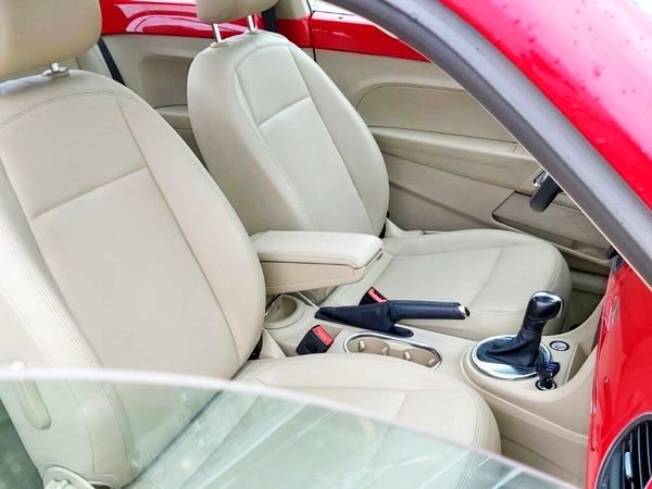 234 Volkswagen New Beetle красный 2KQe