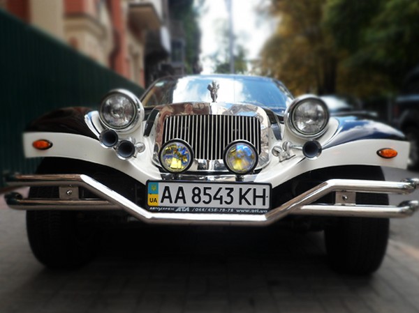 191 Ретро автомобиль Excalibur черно-белый jNDp