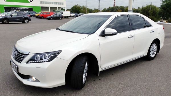 152 Toyota Camry V50 белая авто на свадьбу lYW1