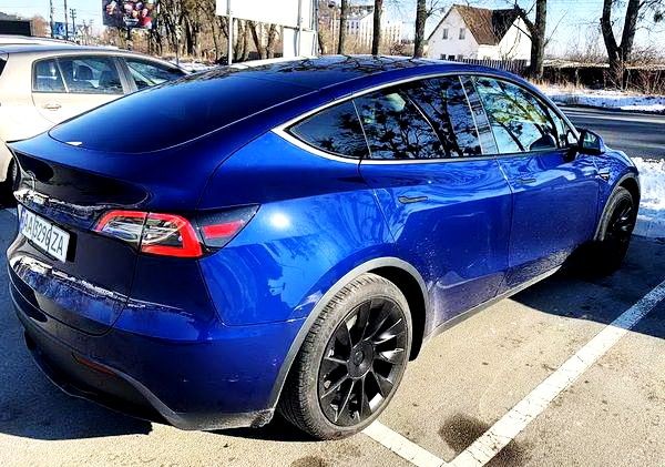365 Кроссовер Tesla Model Y синяя jqr4