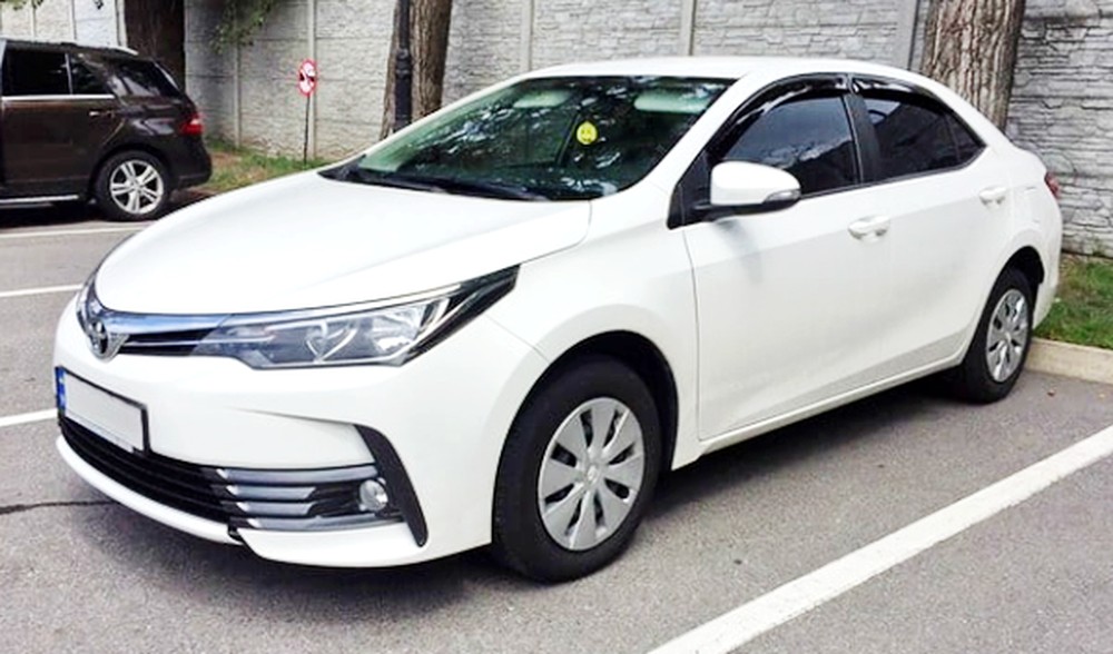 050 Toyota Corolla белая авто на свадьбу jWJB