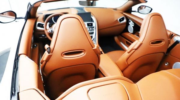 128 Aston Martin DB 11 Volante спорткар кабриоле 2xdK