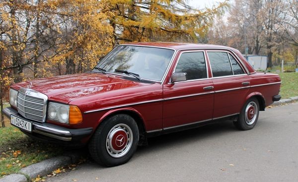 216 Ретро автомобиль Mercedes-Benz W123 на свадьбу съемки 21xm