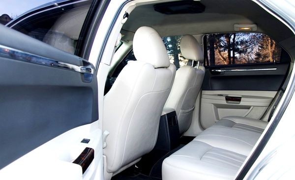 125 Chrysler 300C черно-белый авто на свадьбу lBDb