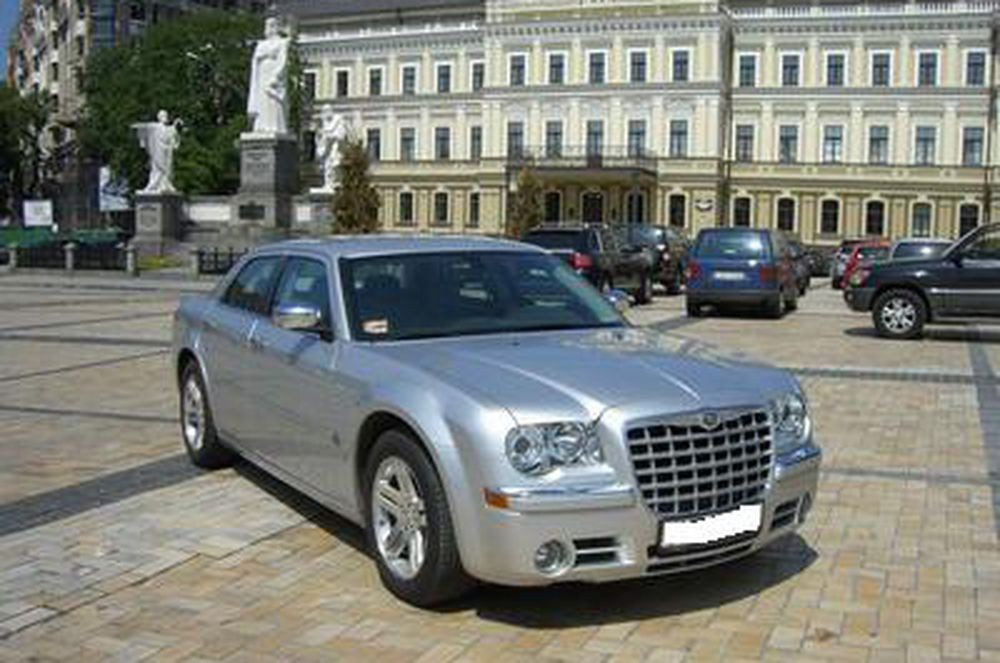 138 Chrysler 300C серебристый авто на свадьбу 3Pmd