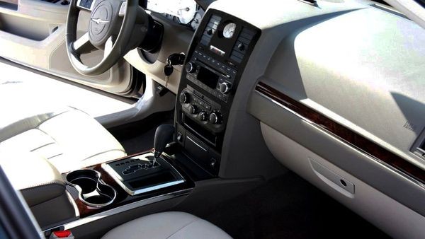 125 Chrysler 300C черно-белый авто на свадьбу lBDb