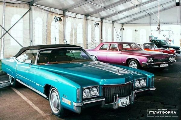 192 Ретро автомобиль Cadillac Eldorado голубой lkaV